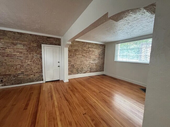 Building Photo - 564 E 7th Ave