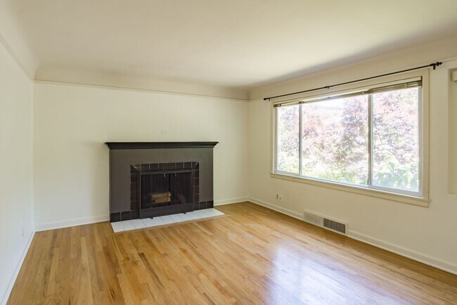 Building Photo - 2bd/1.75ba Seattle House