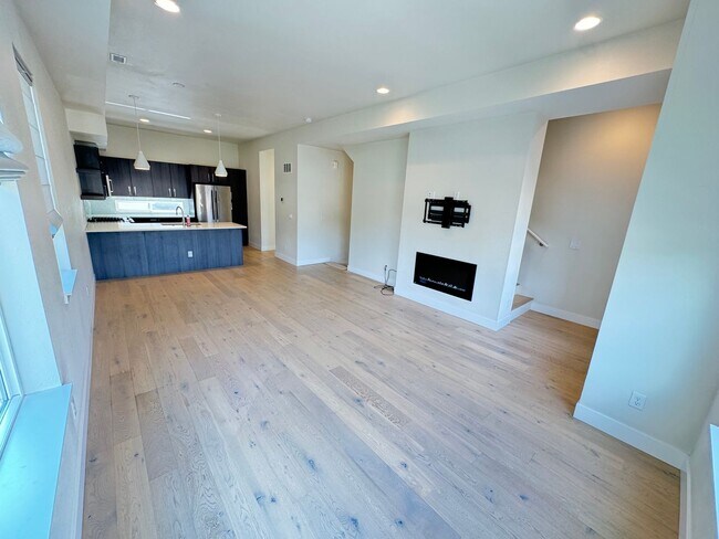Building Photo - Denver Townhome with Great Views - License #2024-ENTITY-0003918