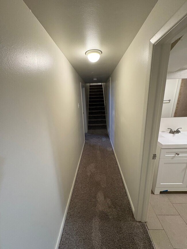 Building Photo - Newly Updated - Spacious 5 Bed 2 Bath Home