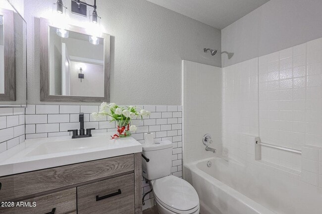 Building Photo - 2134 E Robin Ln