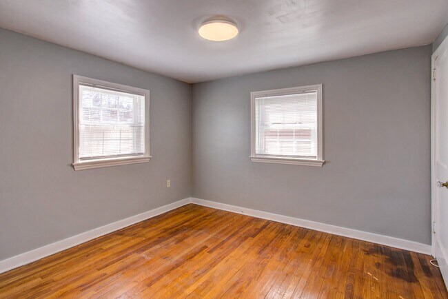 Building Photo - 824 Wabank St