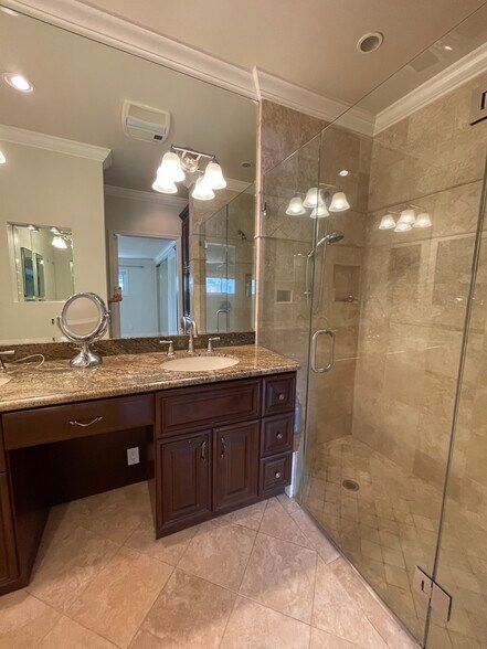 Dual shower - 14901 Nelson Way