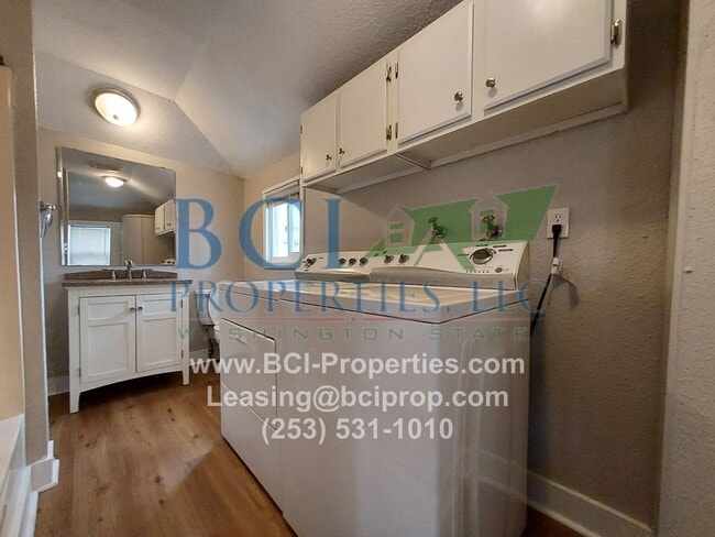 Building Photo - Beautifully remodeled 2 bedroom Duplex nex...