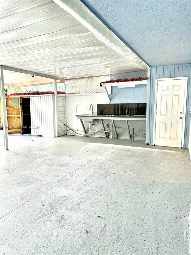 Building Photo - 220 W 68th St