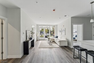 Building Photo - 140 W Webster Ave