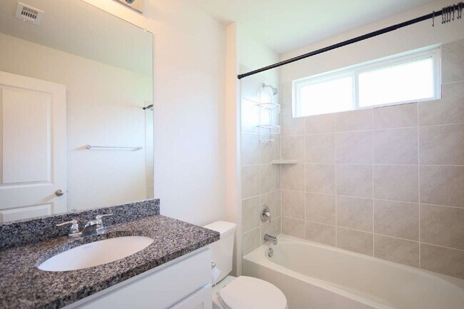 Building Photo - "Charming 4-Bed Sanctuary in San Antonio – 1702 Sq Ft of Comfortable Living!"