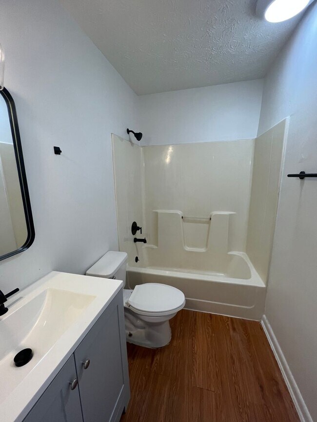 Building Photo - Knoxville 37920 - 1 bedroom, 1 bath apartment near Downtown - Call Tara Hayes (865) 242-8010