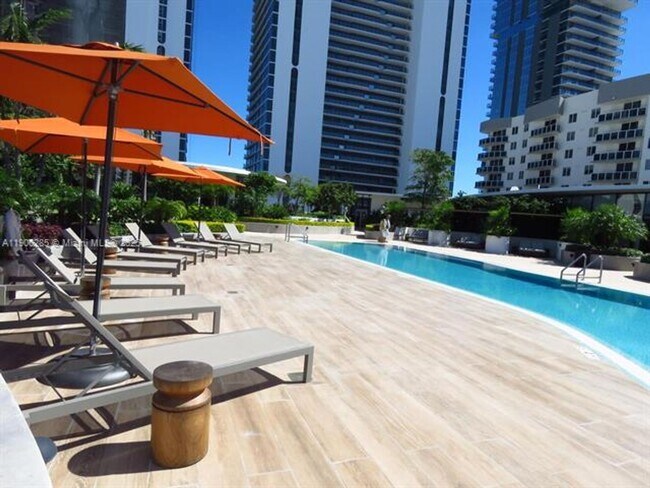 Building Photo - 700 NE 24th St