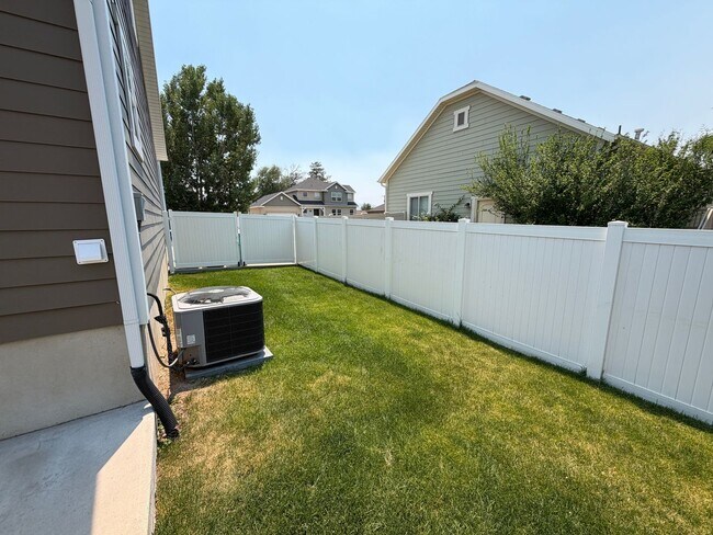 Building Photo - Spacious 6-Bedroom Home for Rent in Lehi