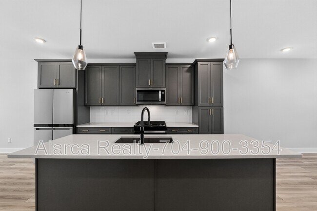 Building Photo - 5018 Tiny Ln