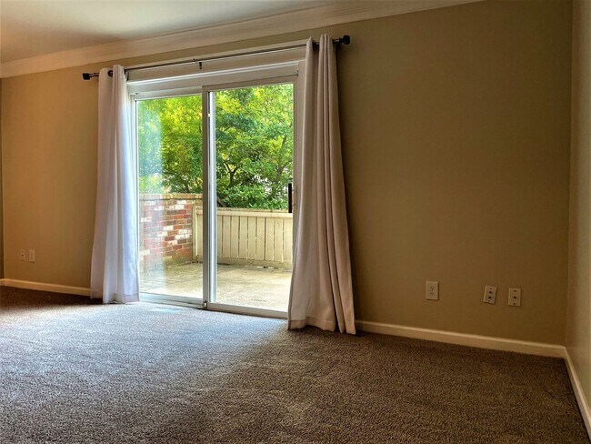 Building Photo - 2575 Olde Hill Ct N