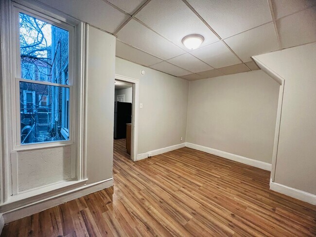 Building Photo - Refreshed 3BR/1BA Cozy Home with Porch & Fenced Yard!