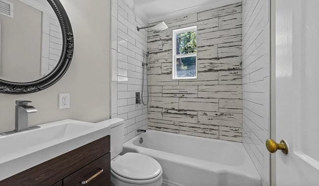 Building Photo - Updated 2 bedroom/ 1 bathroom condo locate...