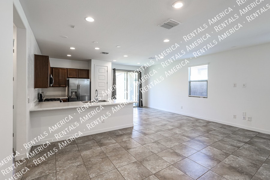 Building Photo - 8914 W Rancho Dr