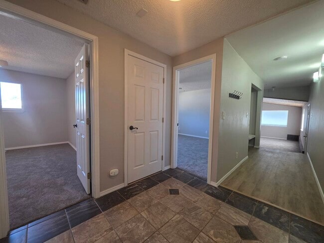 Building Photo - 7113 W Arrowhead Ave