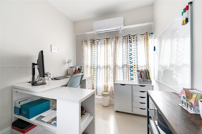 Building Photo - 320 S 28th Ave