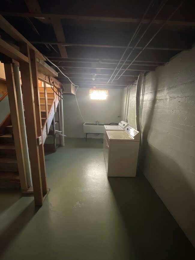 Building Photo - 2 Bedroom Home