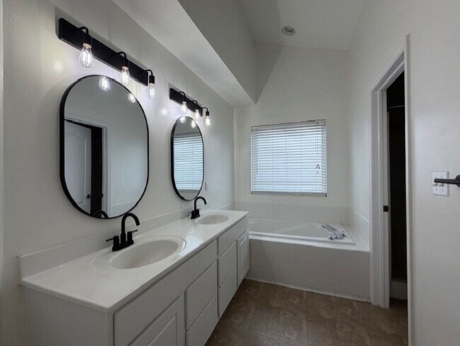 Building Photo - 3 Bed 1 Bathroom Single Family Home Available in Miamisburg*