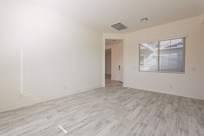 Building Photo - 5 BEDROOM 4 BATH SINGLE FAMILY HOME