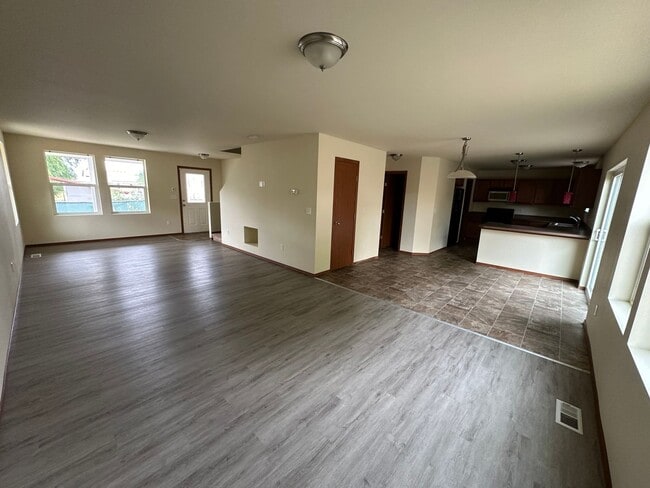 Building Photo - Beautiful 4 Bedroom / 3 Bath Home