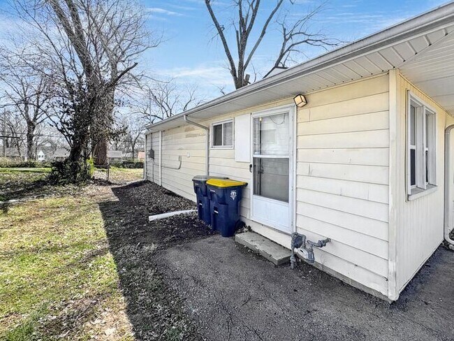 Building Photo - Spacious 4-Bedroom Home in a Prime Locatio...
