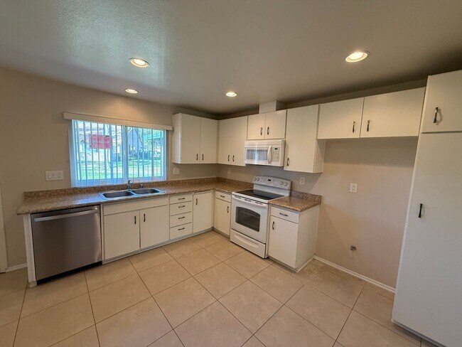 Building Photo - The Popular Freestanding El Dorado in Leisure Village