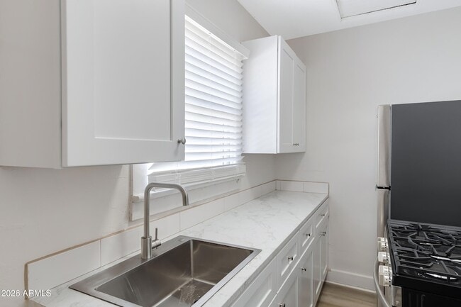 Building Photo - 1108 E Portland St