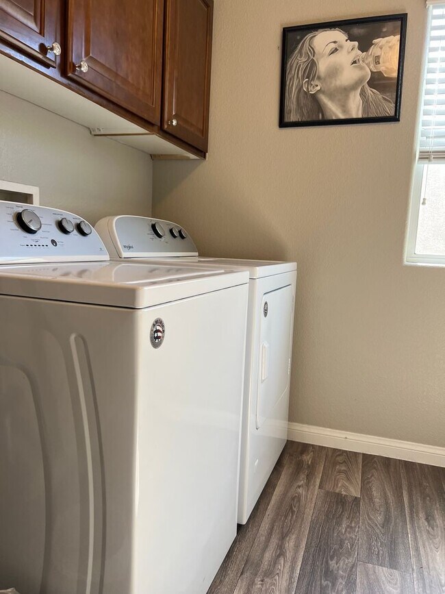 Building Photo - ABSOLUTELY AMAZING! Large 4 bedroom 2 stor...