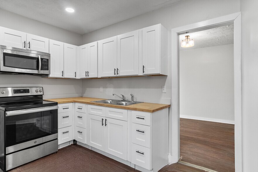 Building Photo - 3312 E 9th St