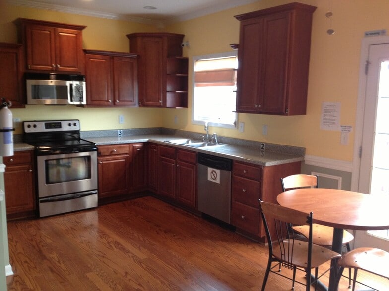 Building Photo - 6361 Olmadison Pl