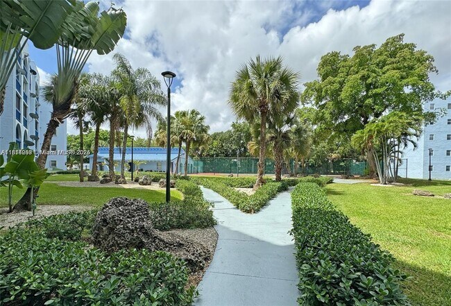 Building Photo - 9460 Fontainebleau Blvd