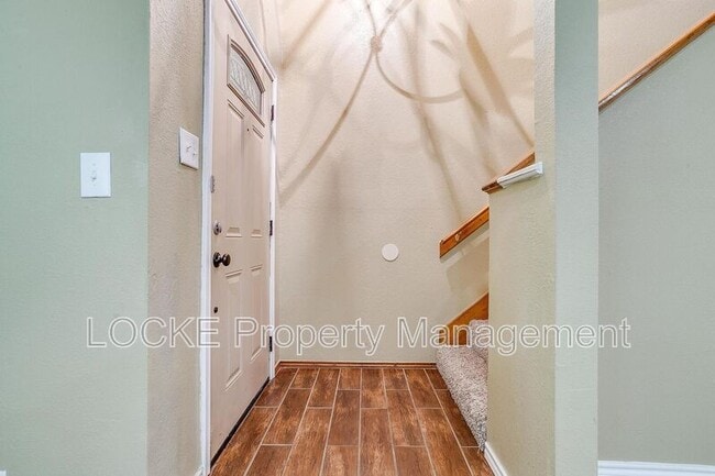Building Photo - 6428 Lago Vista Dr