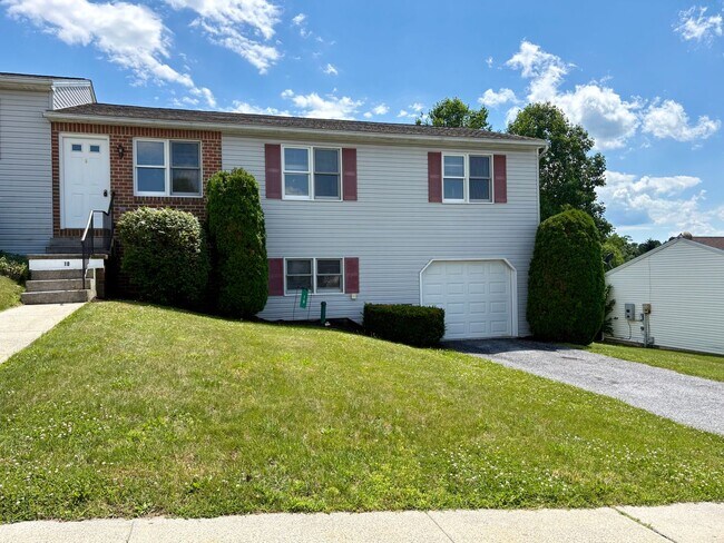 Building Photo - 3 Bedroom 1.5 Bathroom House Available in Dillsburg!