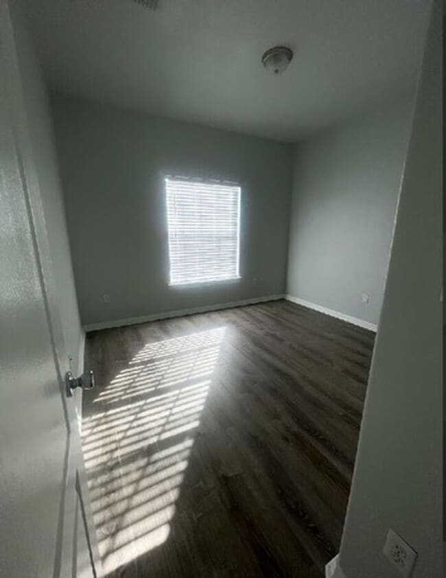 Building Photo - Beautiful Townhouse 3Beds / 2 and Half Bath