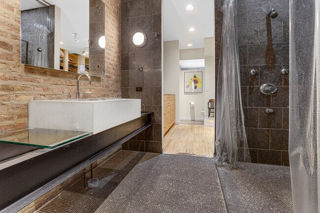 Building Photo - 944 W Lake St