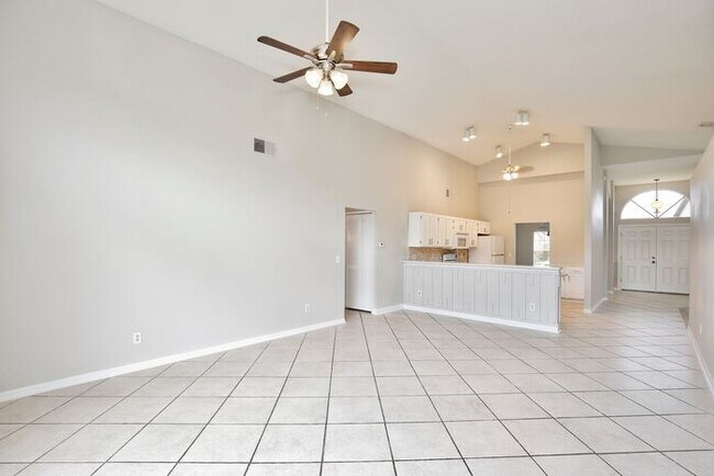 Building Photo - Stunning 3/2 Home with a Spacious 2 Car Ga...