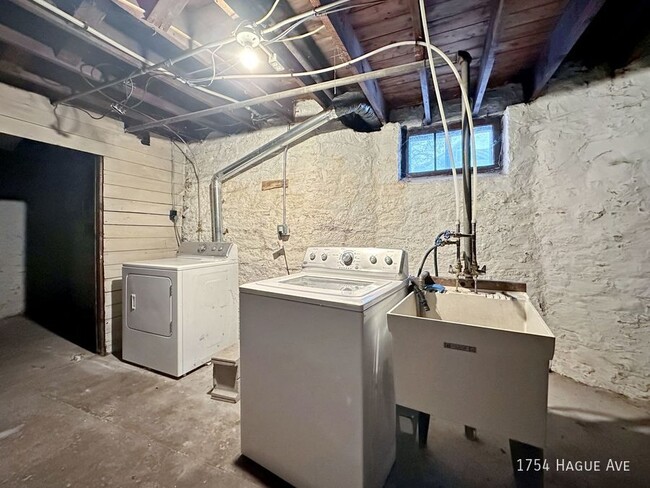 Building Photo - 4br 1ba ~ Security Deposit Free Alternativ...