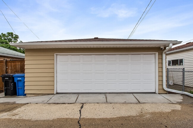 Building Photo - 7254 N Osceola Ave