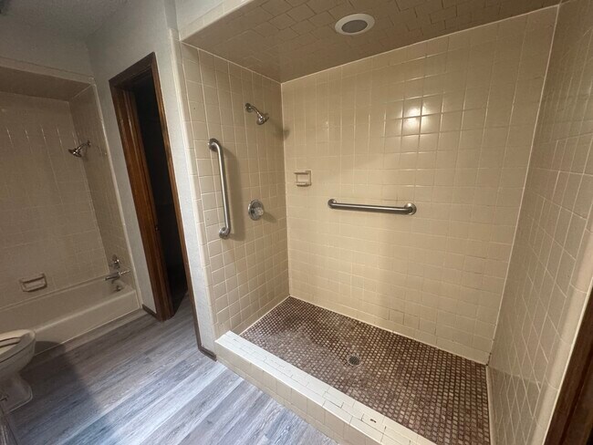 Building Photo - 325 E Parkland Dr