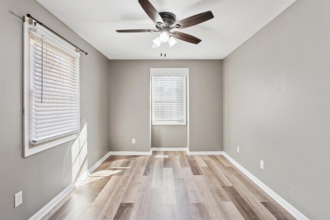 Building Photo - End-Unit 3BR Townhome Courthouse Green Near Fort Eustis