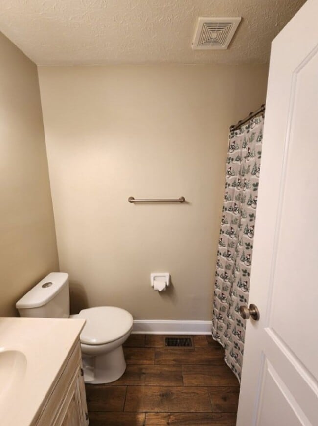 Building Photo - A cozy 3 bedroom, one bathroom house!