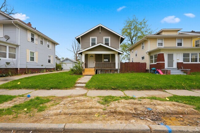 Building Photo - Updated 3BR with Fresh Finishes