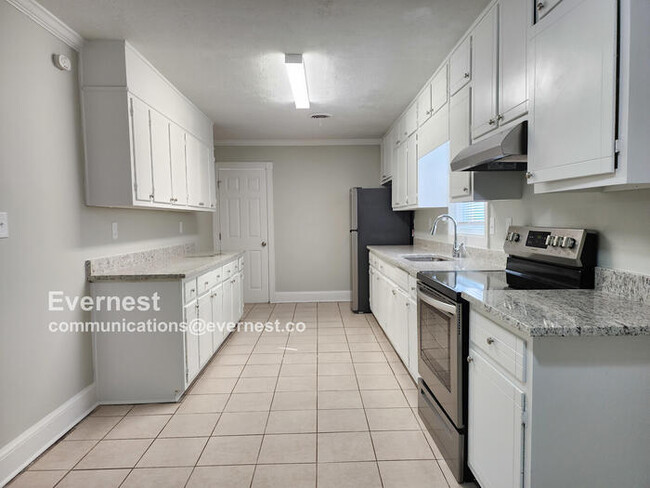 Building Photo - 780 Twin Pines Rd