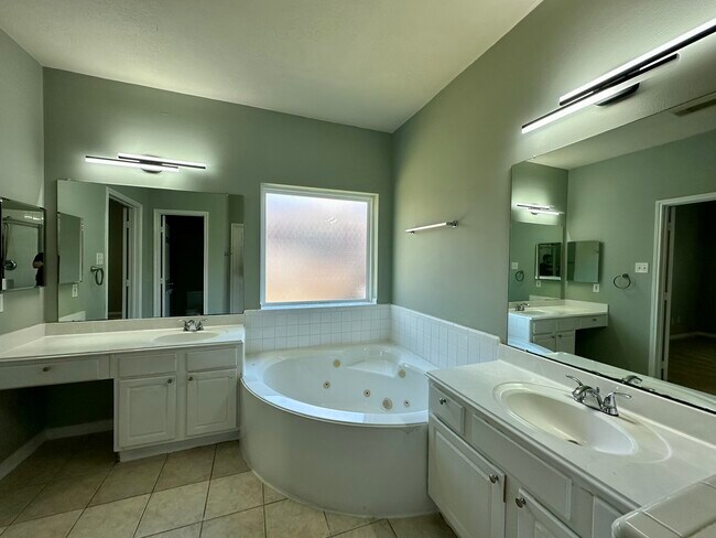 Building Photo - 9222 Memorial Grove Dr