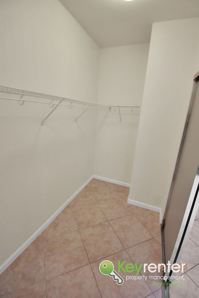 Building Photo - Beautiful 4 Bedroom Windemere Home on Corner Lot