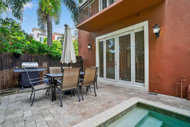 Building Photo - 1705 NE 11th St