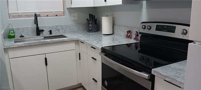 Building Photo - 5045 Spencer St