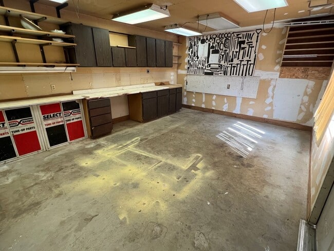 Building Photo - Spacious 3 bed/2 bath home with RV/Boat parking, shop and storage shed, a/c, deck with VIEWS and ...