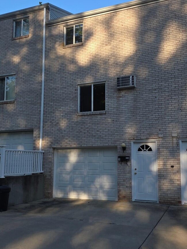 Building Photo - 414 Park Dr